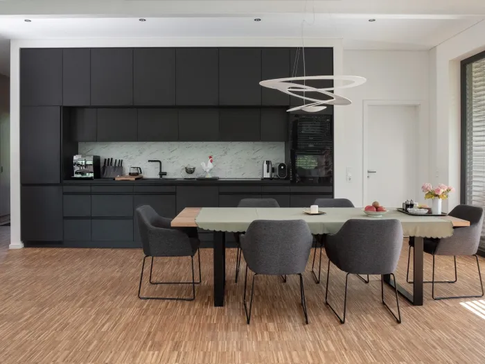 Offene Küche mit Essbereich in einem Holzhaus vom Architekten