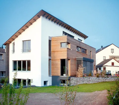 Einfamilienhaus mit Holzfassade, geplant und gebaut in Holzrahmenbauweise