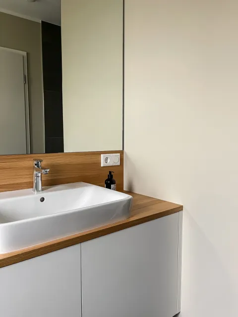 Bad mit Waschtisch auf Holzplatte im Holzhaus