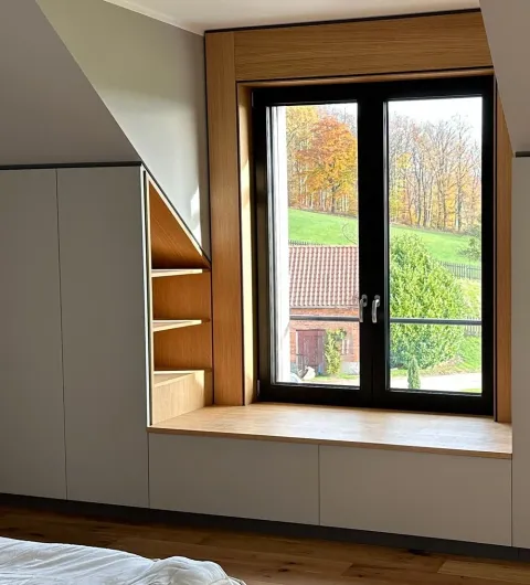 Fenster mit Holzrahmen und eingebauter Sitzbank