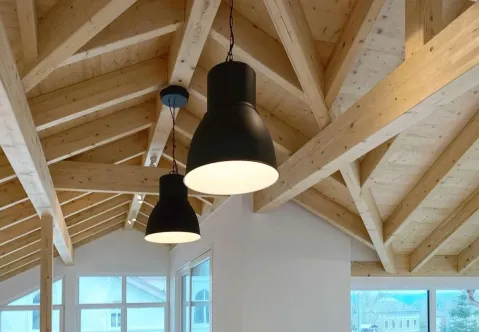 Dachkonstruktion aus Holz im Rohbau