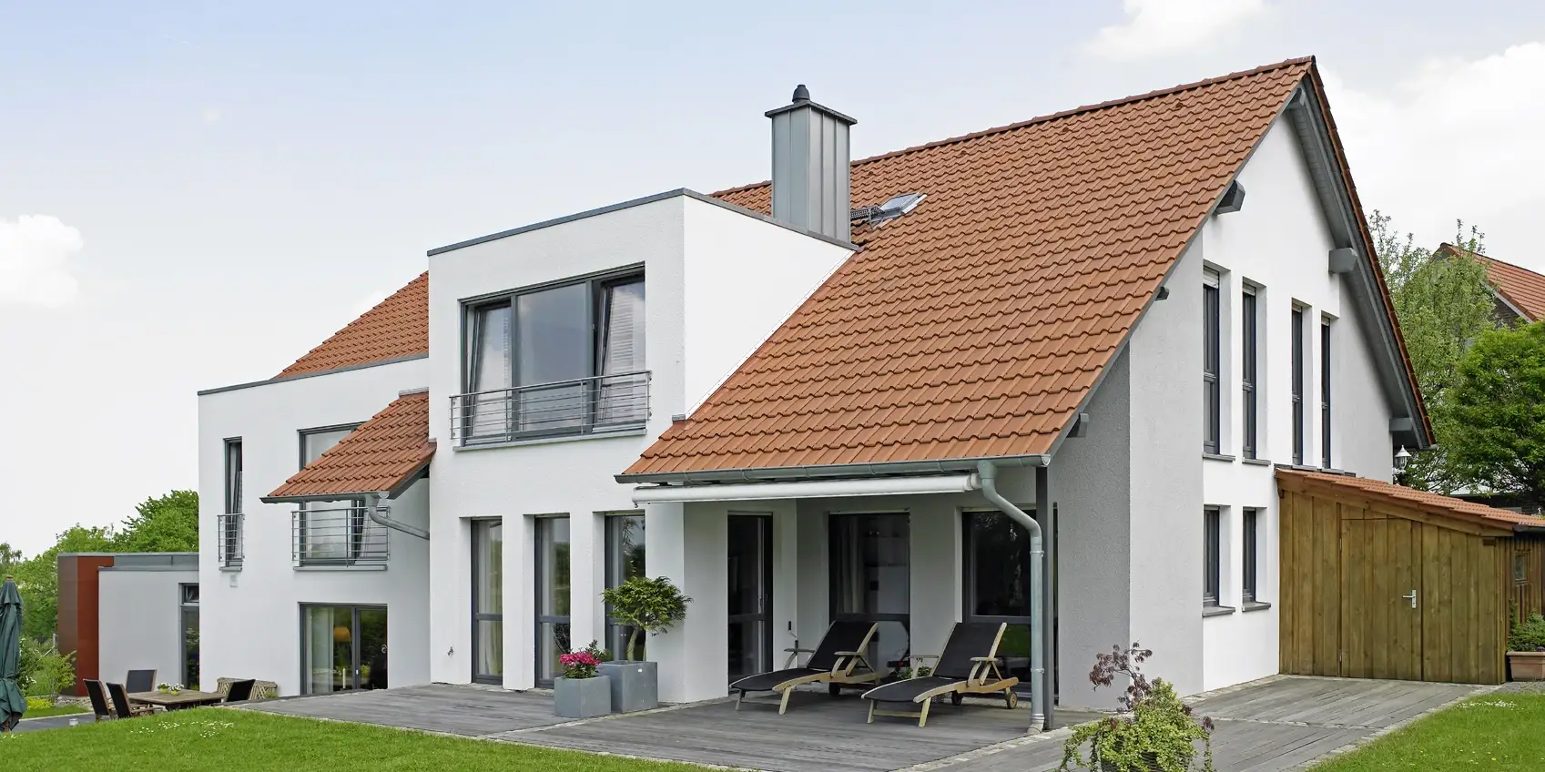 Weißes Wohnhaus mit Ziegeldach