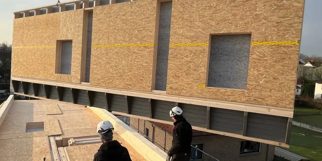 Hausmontage: Holzrahmenwand wird aufgestellt