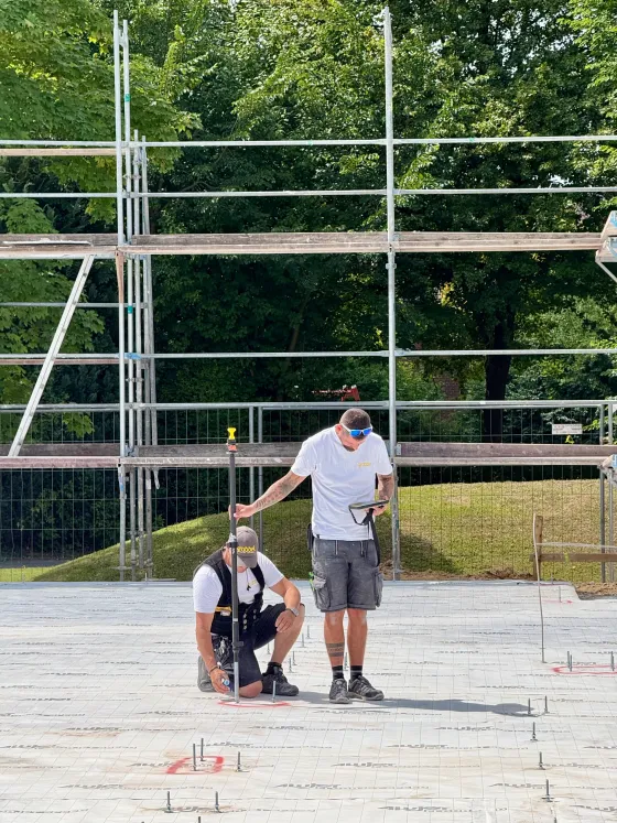 Handwerker bei der Bauvorbereitung