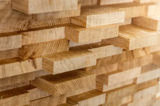 Gestapelte Holzbretter für den Holzbau