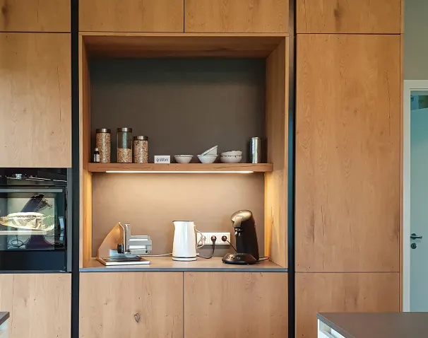 Küche mit Hochschrank aus Holz