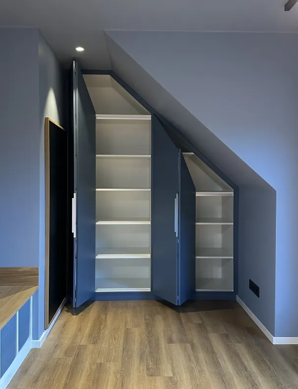 Einbauschrank unter der Dachschräge, gefertigt in der Tischlerei