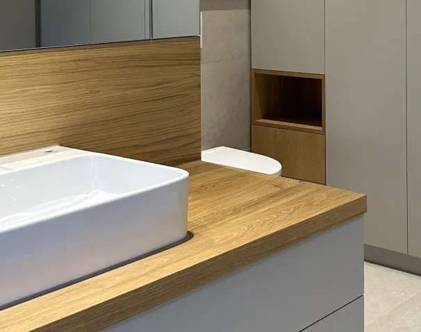 Waschtisch mit Holzplatte und Einbauschrank