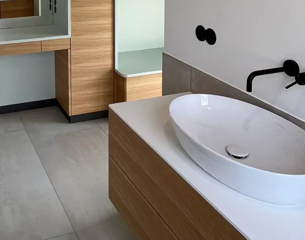 Badezimmer mit Einbauschrank und Waschtisch