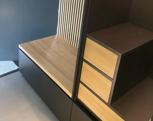Einbauschrank mit Schubladen unter der Dachschräge