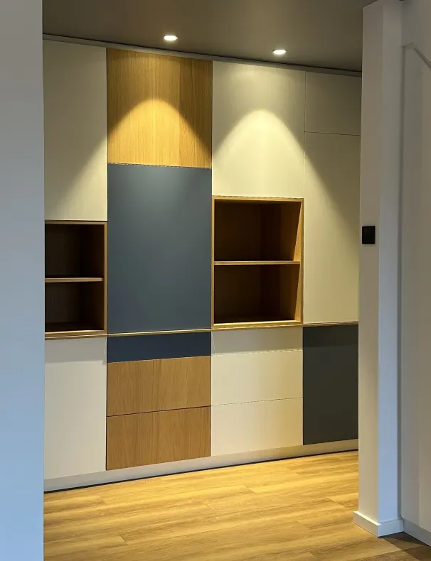 Einbauschrank mit Regal unter der Treppe
