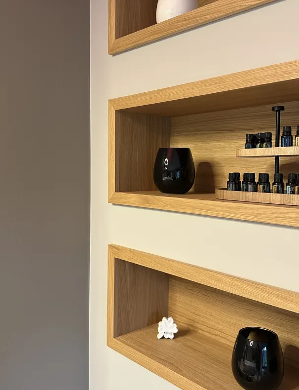Beleuchtetes Nischenregal im Wohnzimmer