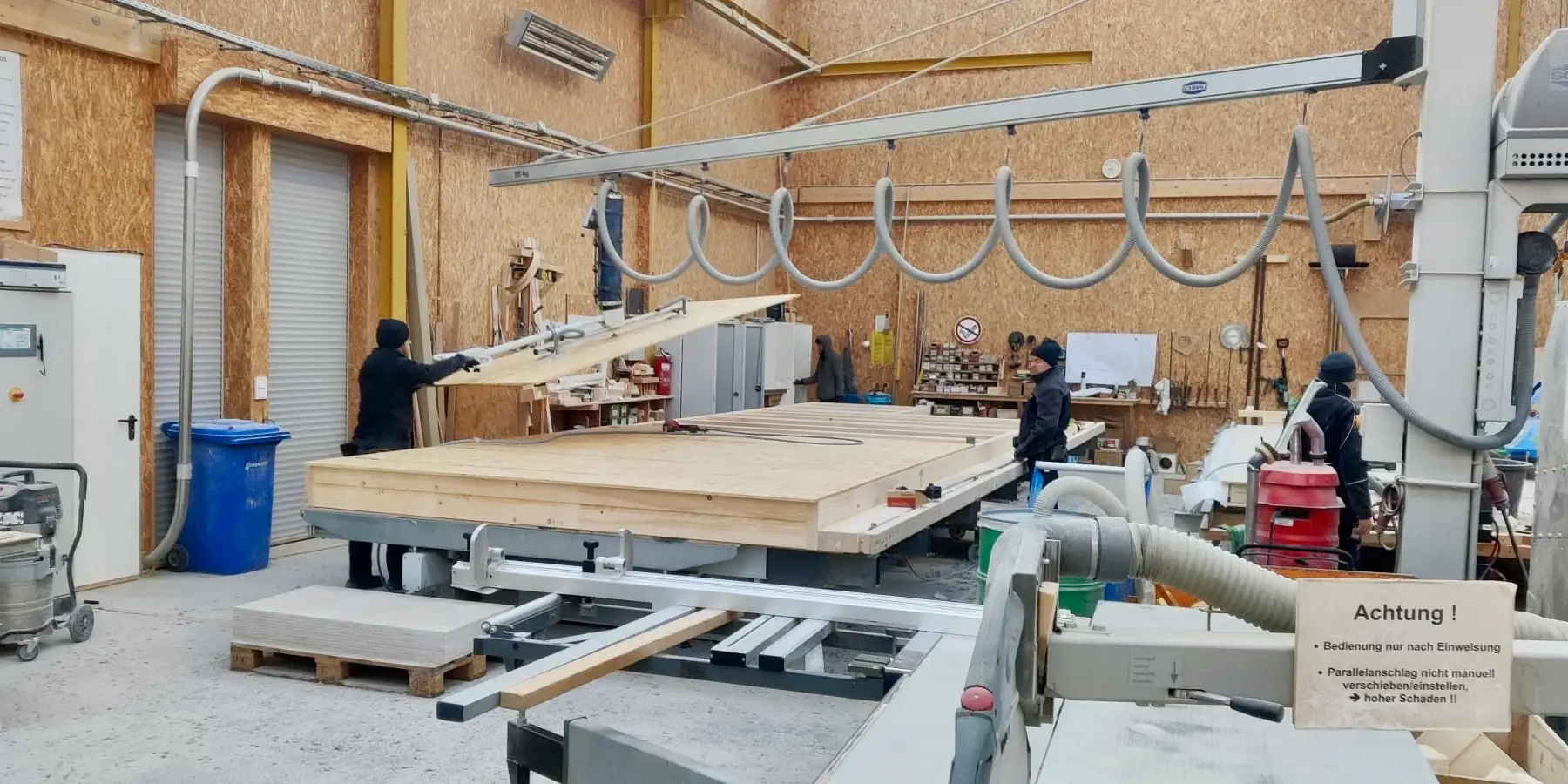 Vorfertigung einer Holzrahmenwand in der Werkhalle