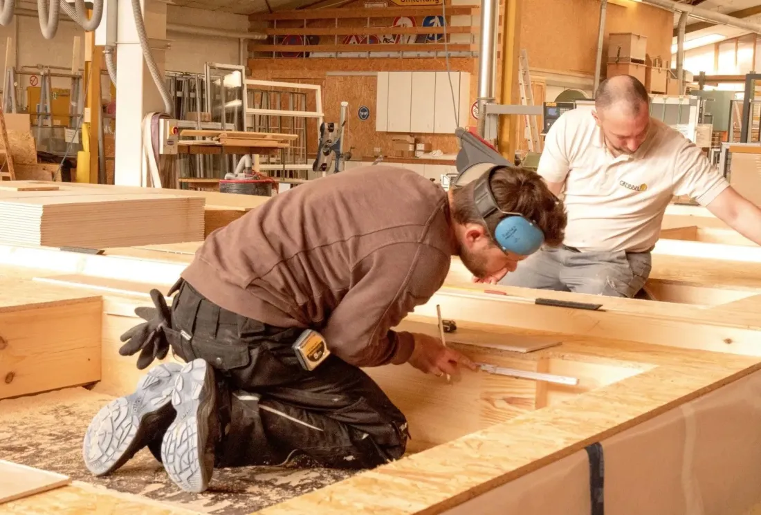 Zimmerer beim Bau einer Holzrahmenwand
