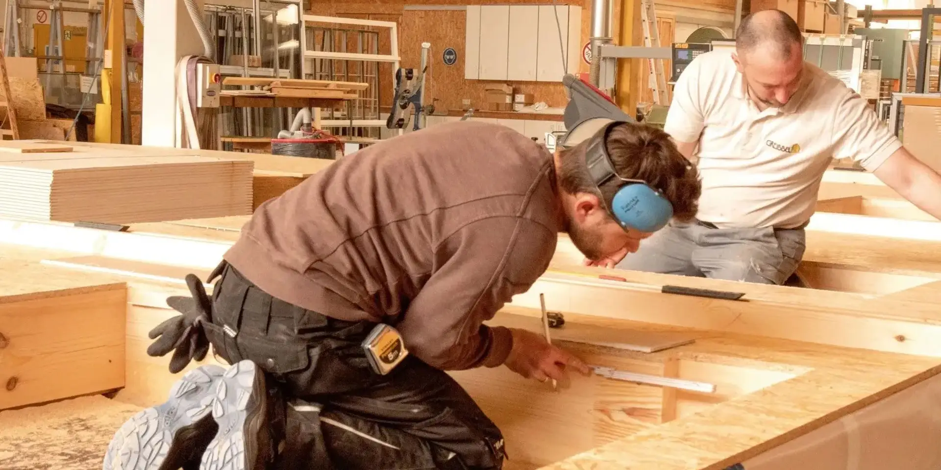 Zimmerer beim Bau einer Holzrahmenwand