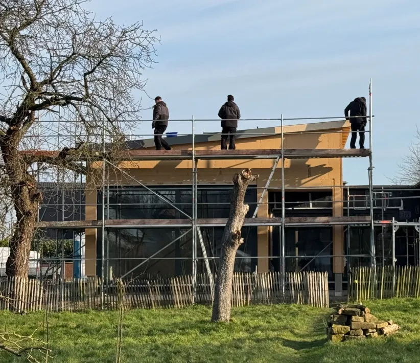 Holzhauselemente auf einer Baustelle