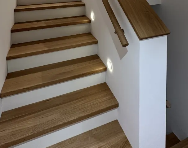 Treppenhaus mit Holzstufen