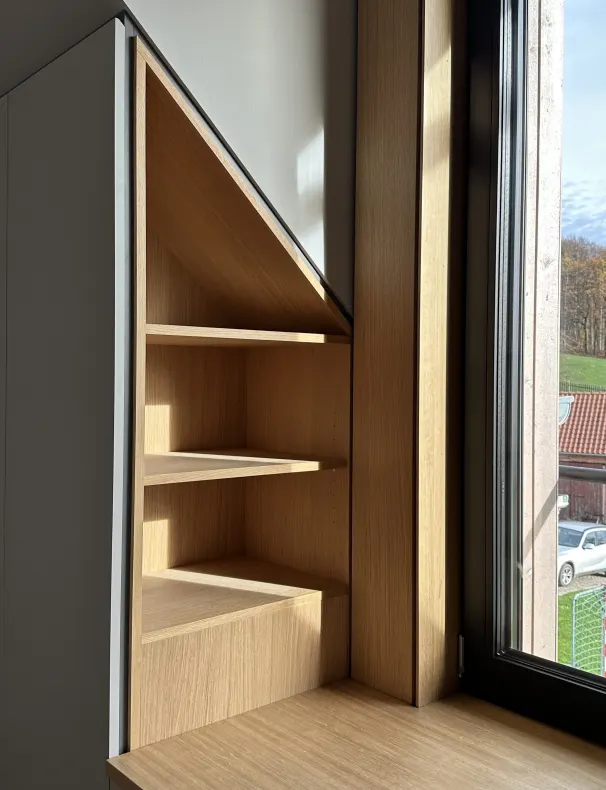 Regal und Sitzfenster unter der Dachschräge
