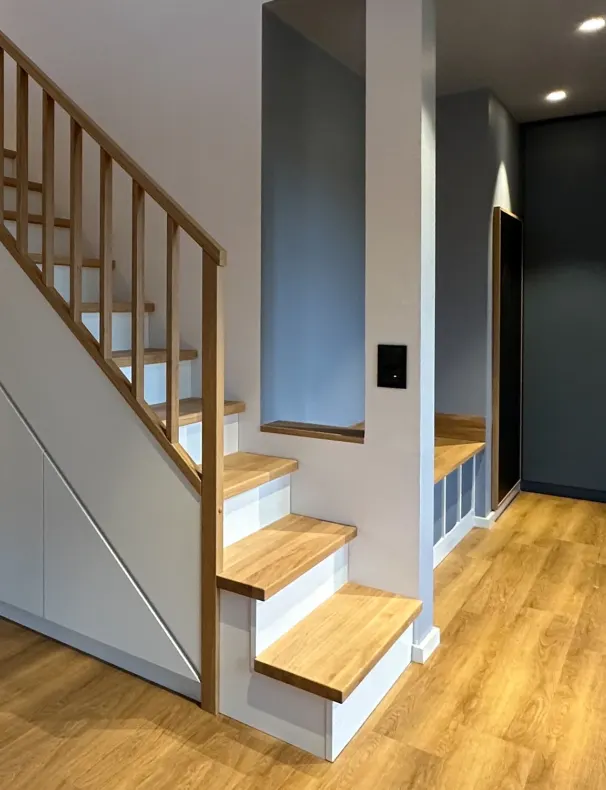 Treppe mit eingebauten Schränken