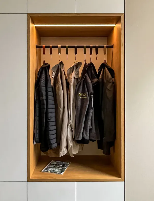 Garderobenschrank mit beleuchteter Nische