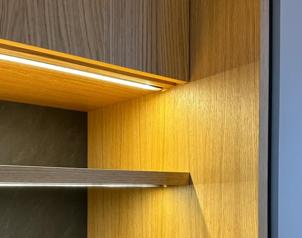 Beleuchtete Holznische im Wohnzimmer