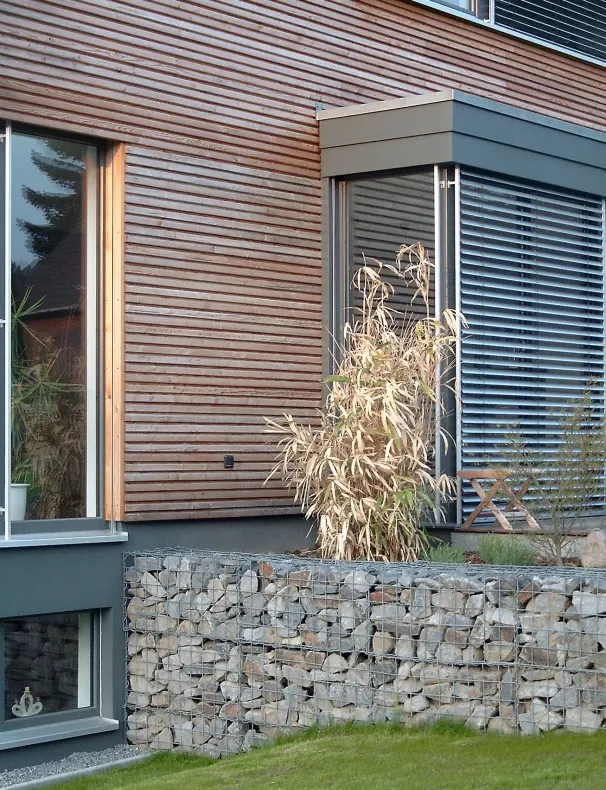 Hausfassade mit Erker und Holzverkleidung