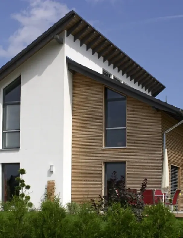 Haus mit Holzfassade und Garten