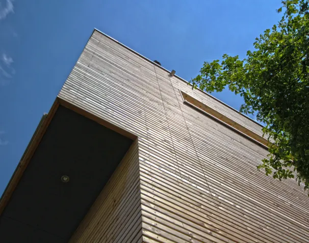 Holzfassade aus Holzlamellen