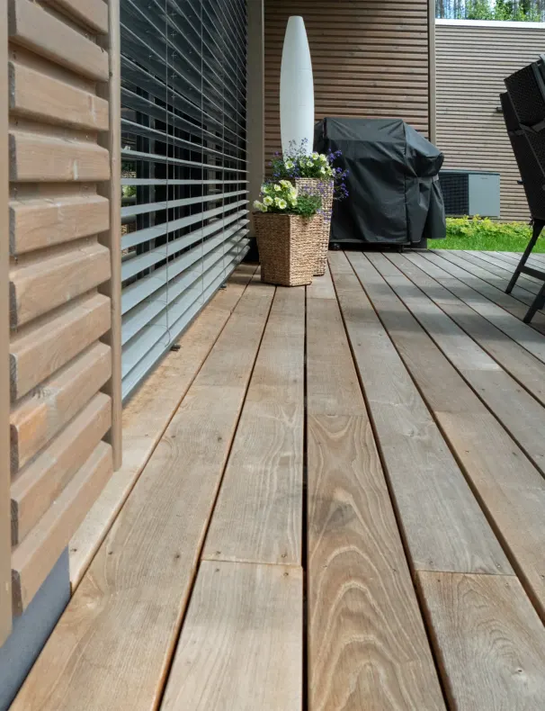 Terrassendielen an einer Holzfassade