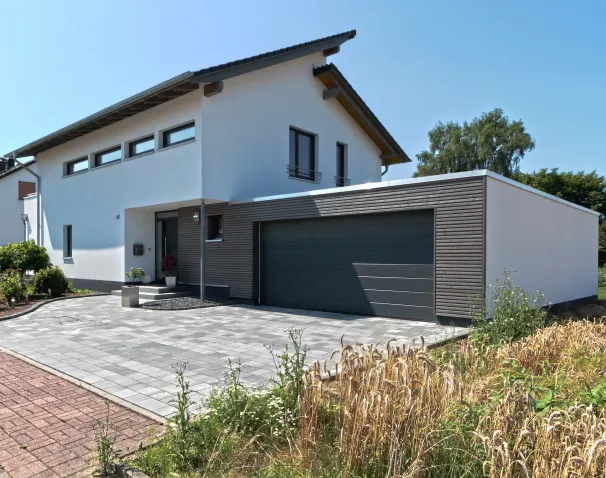 Haus mit angeschlossener Garage