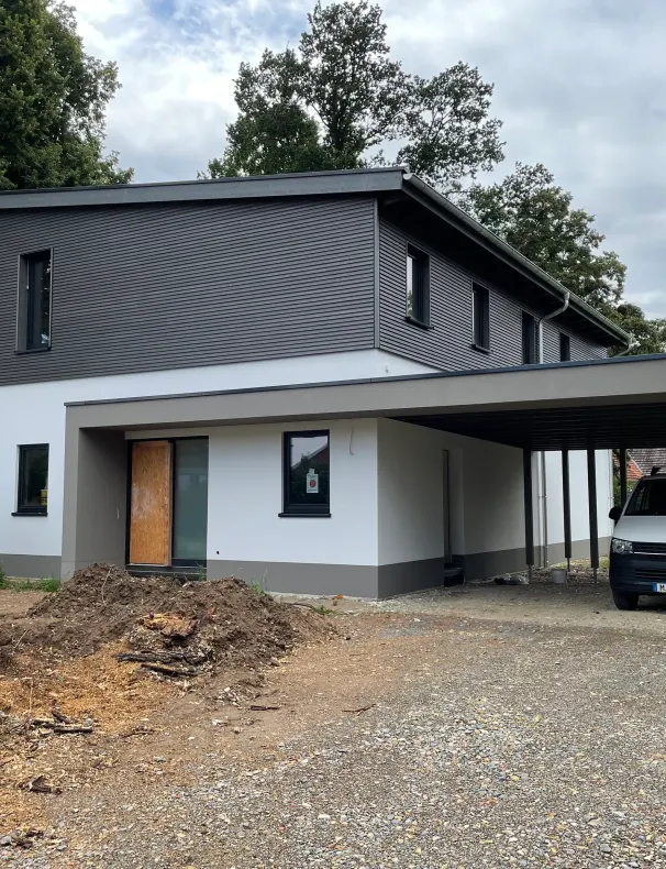Haus mit Carport aus Holz