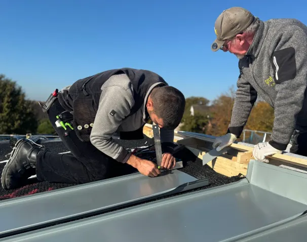 Dachdecker montieren ein Blechdach
