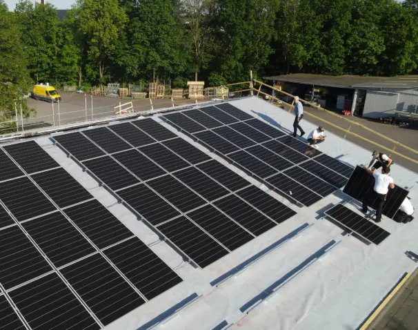 Photovoltaikmodule auf einem Hallendach