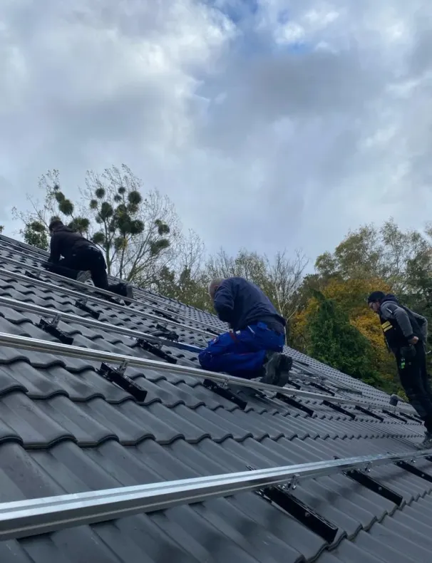 Vorbereitung der Photovoltaikmontage auf dem Dach