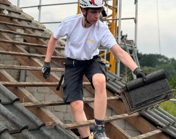 Dachdecker decken ein altes Dach ab