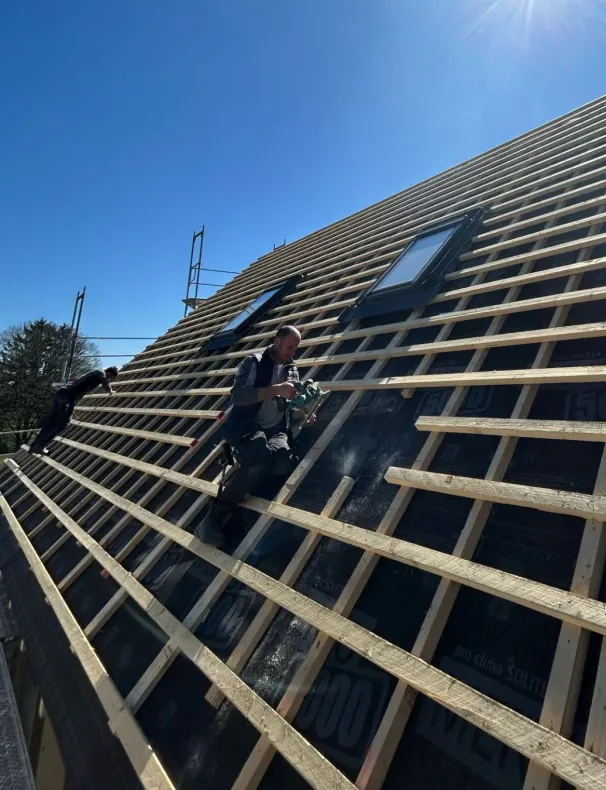 Dachlattung auf einem Hausdach