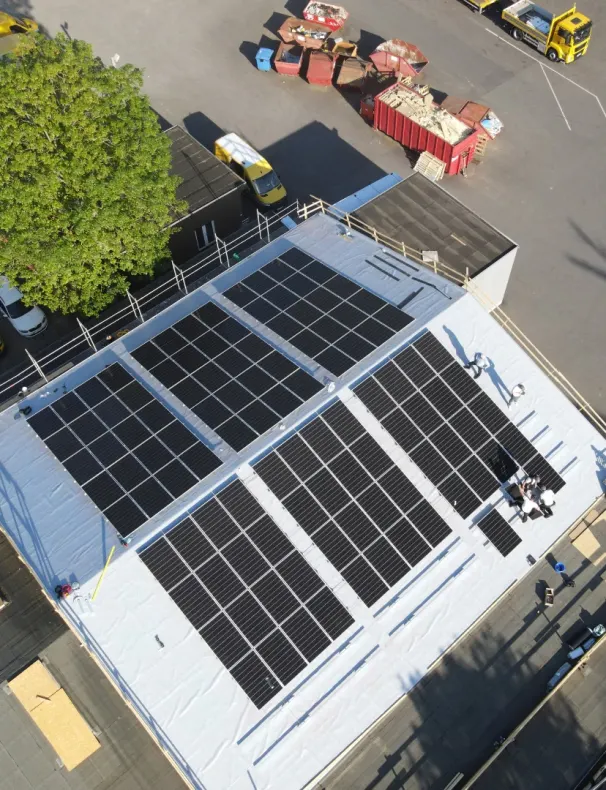 PV-Anlage auf einem Hallendach