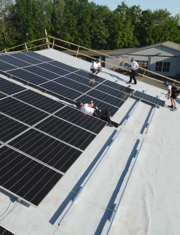 Hallendach mit PV-Anlage