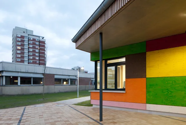 Kita in Holzbauweise mit bunter Fassade
