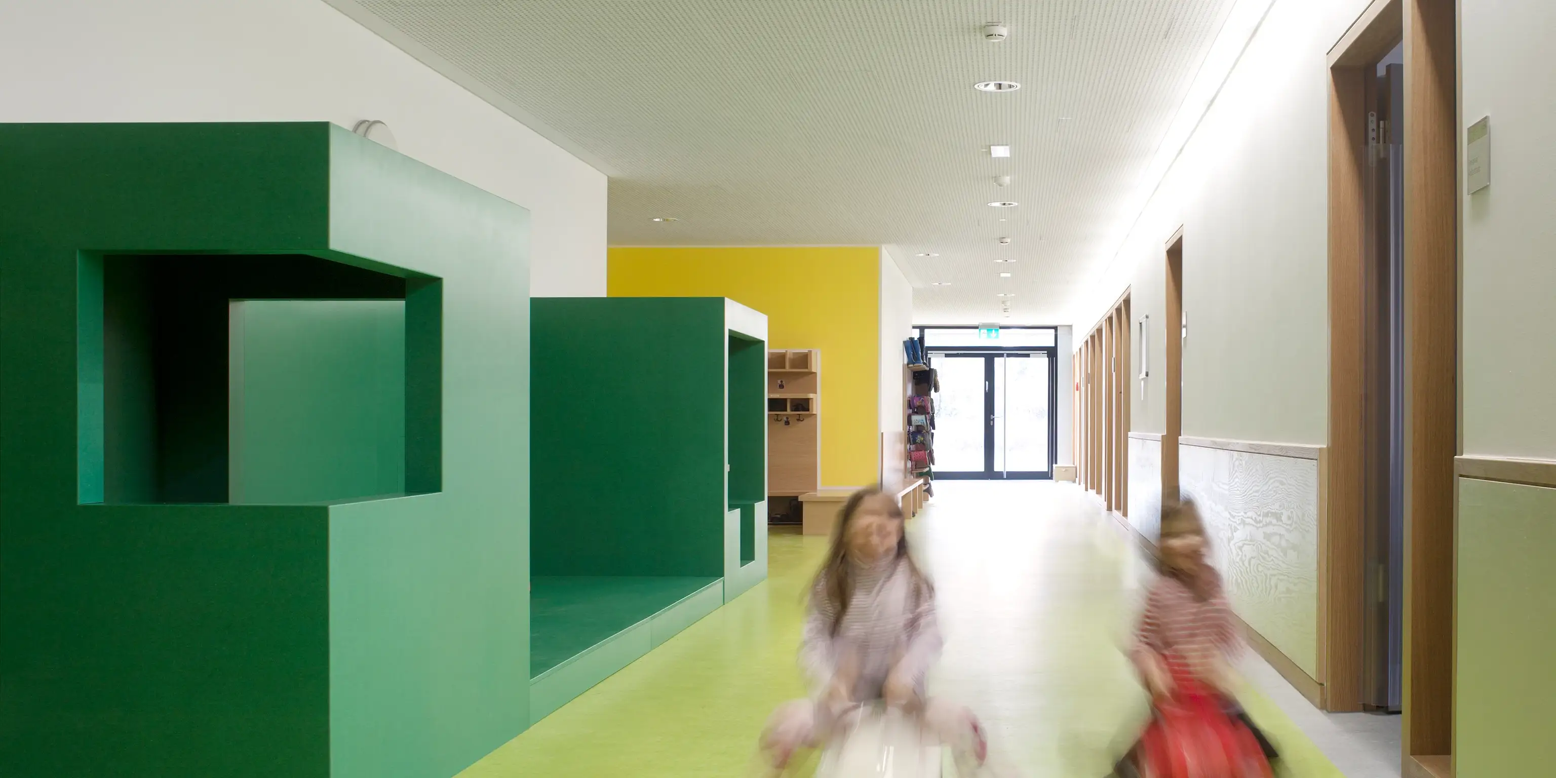 Kita-Flur mit Spielnischen und Kindern