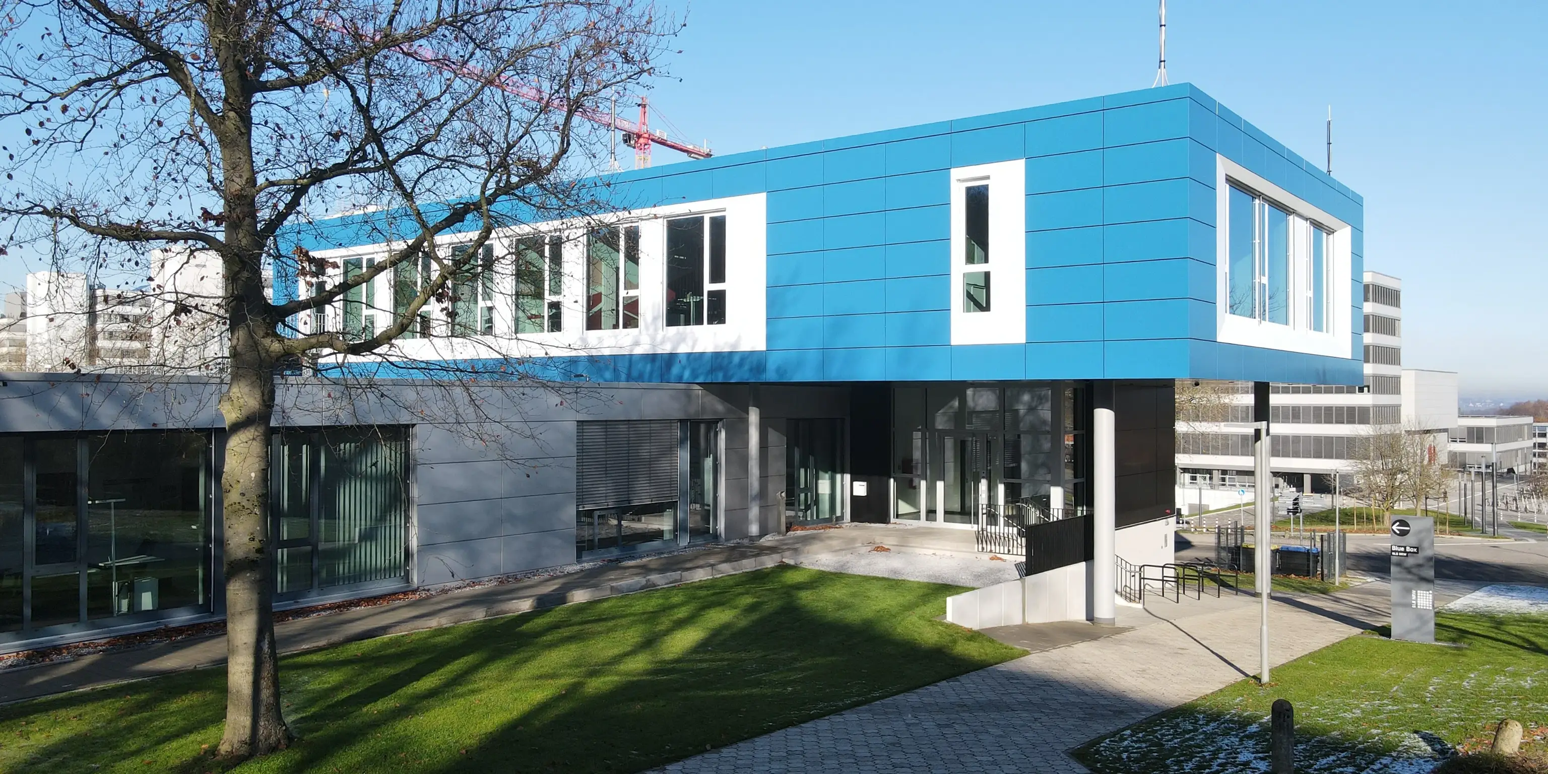 Bürogebäude in Bielefeld mit blauer Fassade, Gewerbebau in Holzbauweise