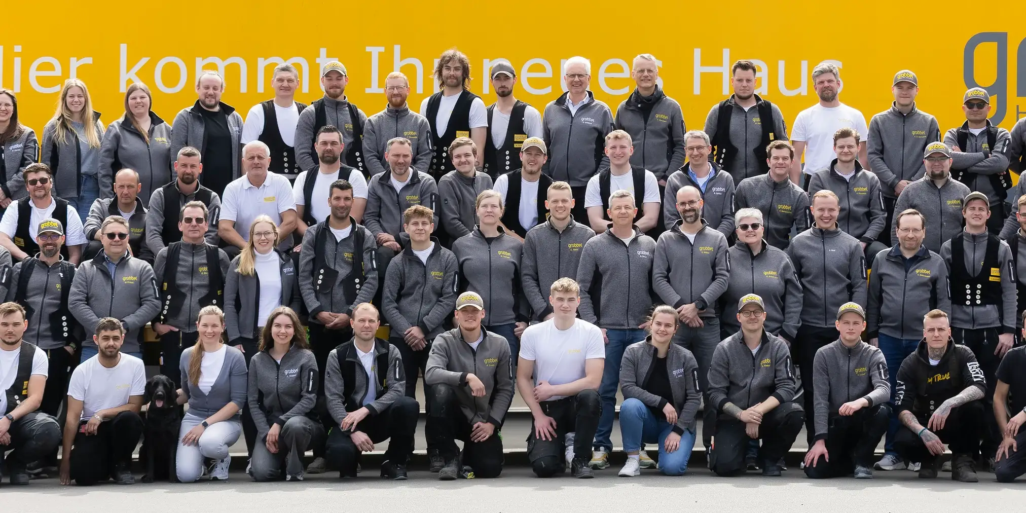 Gruppenfoto des Grübbel-Teams vor der Werkhalle