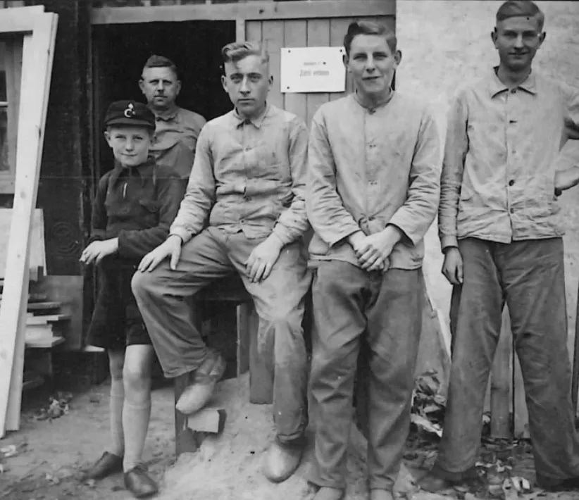 Historisches Foto von Kollegen bei Grübbel