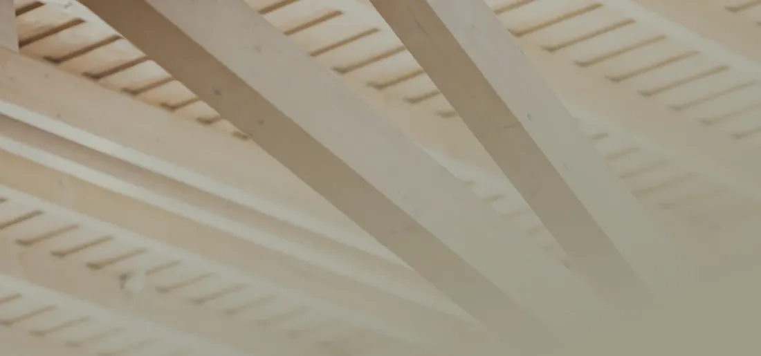 Holzdecke mit hellen Dachbalken