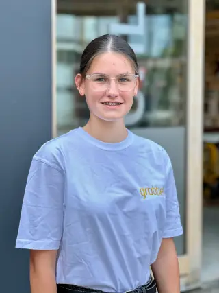 Amy J. Feldman, Dachdeckerei Azubi bei Grübbel