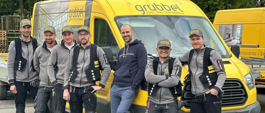 Team vor einem Grübbel-Firmenfahrzeug
