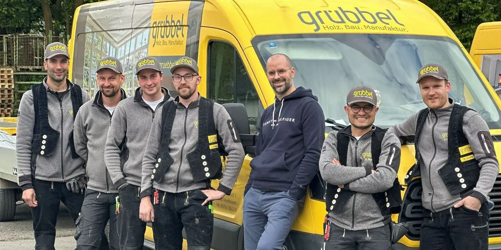 Team vor einem Grübbel-Firmenfahrzeug