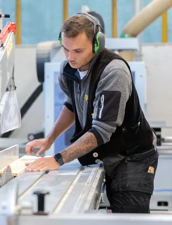 Lachender Mitarbeiter