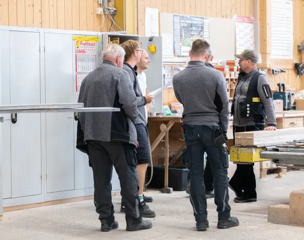 Team vor einem Firmenfahrzeug