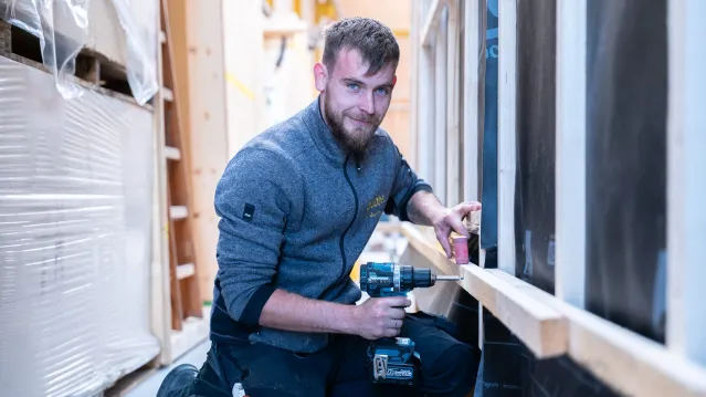 Auszubildender Zimmerer bei der Arbeit